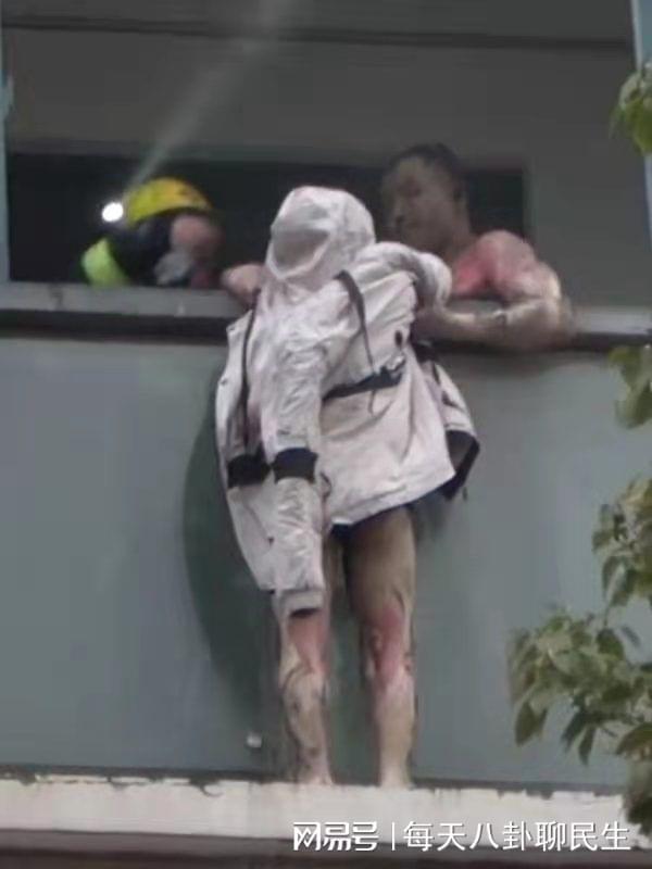 火灾中舍身救妻的丈夫离世,希望妻子带着这份爱意,坚强地活下去休闲区蓝鸢梦想 - Www.slyday.coM 火灾中舍身救妻的丈夫离世,希望妻子带着这份爱意,坚强地活下去休闲区蓝鸢梦想 - Www.slyday.coM