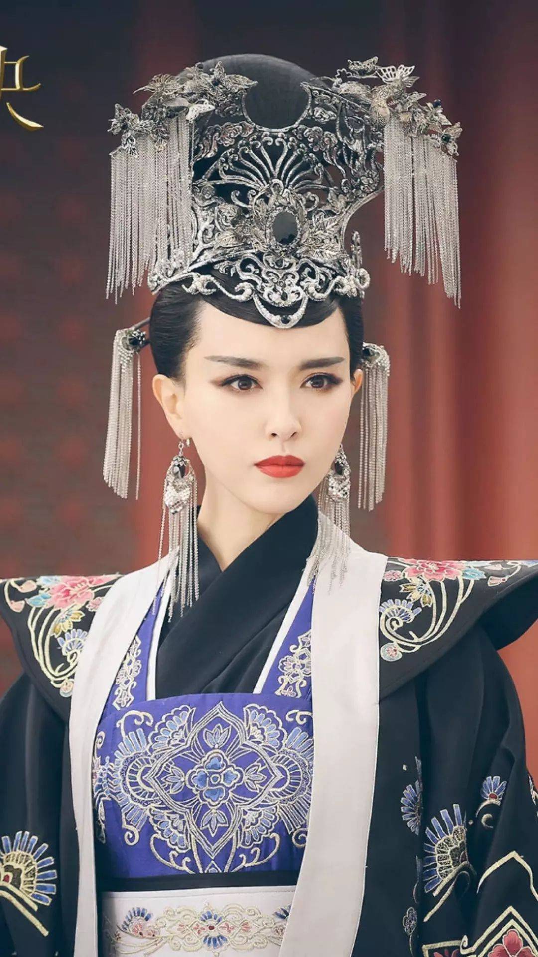 有种“造型”叫扮演皇后，迪丽热巴贵气，唐嫣霸气，陈乔恩优雅！