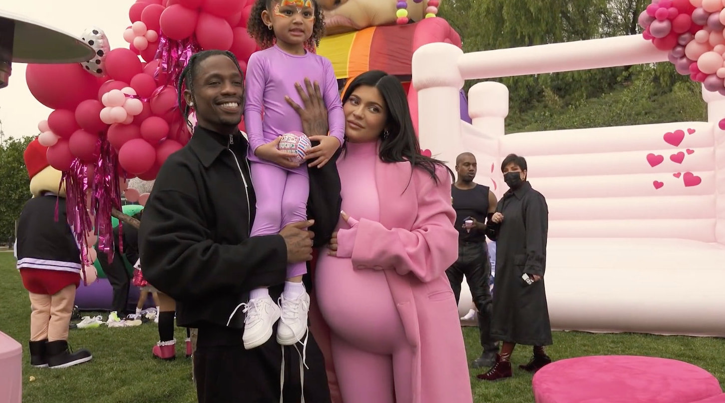 kyliejenner孩子,kyliejenner凯莉 yopopkyliejenner在油管频道上发布了二胎纪录影片toourson记录了