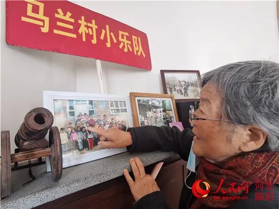 邓小岚介绍马兰村小乐队成员.