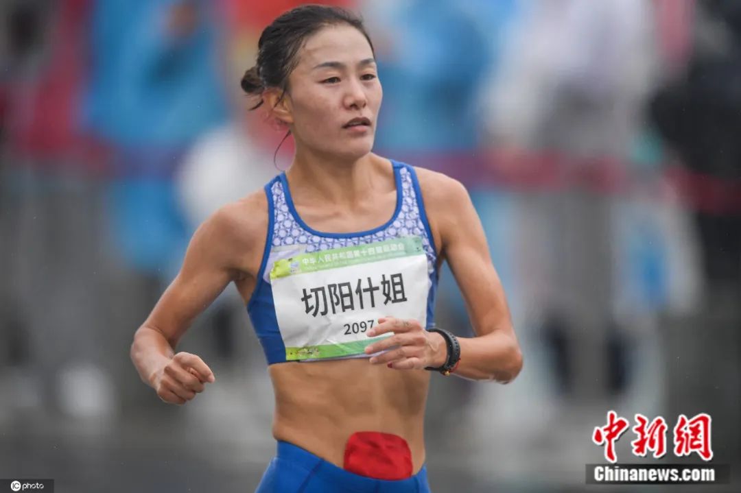 踢足球会摔破裤子吗女生,踢足球会摔破裤子吗女生图片