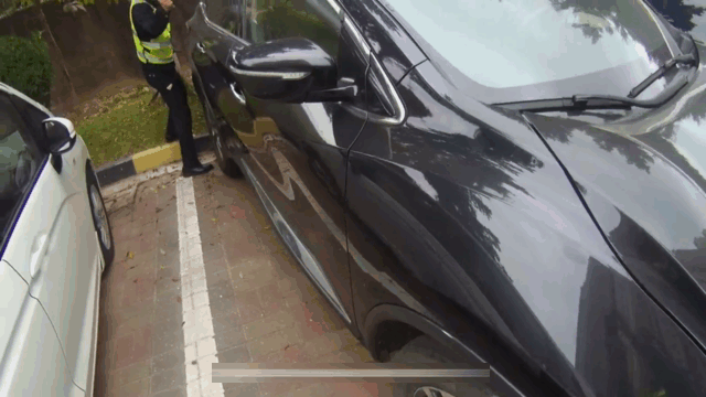 急死人!男童被困驾驶室,家长却要等开锁师傅休闲区蓝鸢梦想 - Www.slyday.coM 急死人!男童被困驾驶室,家长却要等开锁师傅休闲区蓝鸢梦想 - Www.slyday.coM