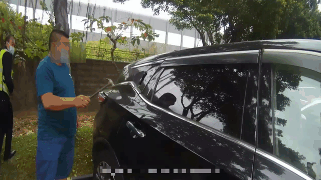 急死人!男童被困驾驶室,家长却要等开锁师傅休闲区蓝鸢梦想 - Www.slyday.coM 急死人!男童被困驾驶室,家长却要等开锁师傅休闲区蓝鸢梦想 - Www.slyday.coM