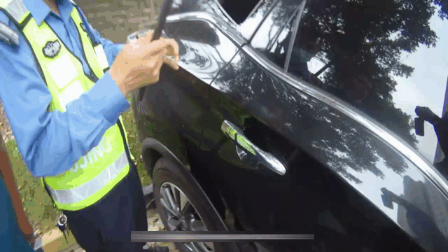 急死人!男童被困驾驶室,家长却要等开锁师傅休闲区蓝鸢梦想 - Www.slyday.coM 急死人!男童被困驾驶室,家长却要等开锁师傅休闲区蓝鸢梦想 - Www.slyday.coM