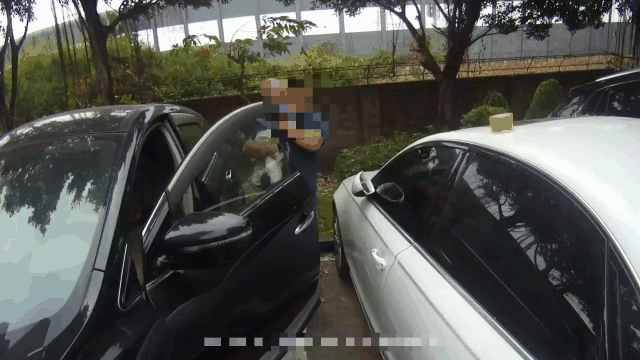 急死人!男童被困驾驶室,家长却要等开锁师傅休闲区蓝鸢梦想 - Www.slyday.coM 急死人!男童被困驾驶室,家长却要等开锁师傅休闲区蓝鸢梦想 - Www.slyday.coM