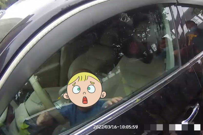 急死人!男童被困驾驶室,家长却要等开锁师傅休闲区蓝鸢梦想 - Www.slyday.coM 急死人!男童被困驾驶室,家长却要等开锁师傅休闲区蓝鸢梦想 - Www.slyday.coM