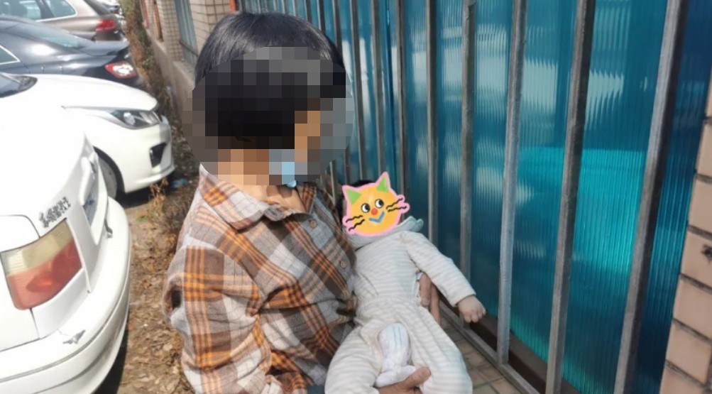 急死人!男童被困驾驶室,家长却要等开锁师傅休闲区蓝鸢梦想 - Www.slyday.coM 急死人!男童被困驾驶室,家长却要等开锁师傅休闲区蓝鸢梦想 - Www.slyday.coM