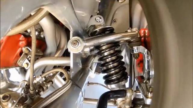 带大家去车底看看……