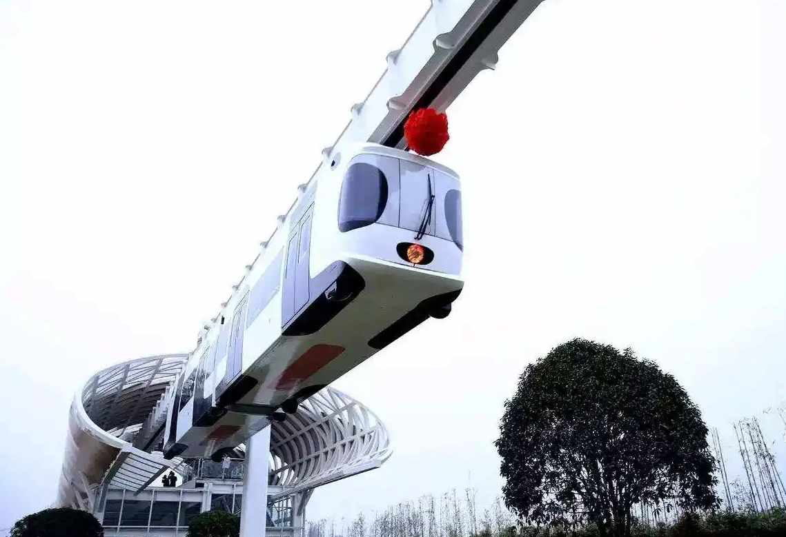 在空中行驶的列车，老外可算是大开眼界了，直呼：中国咋做到的？