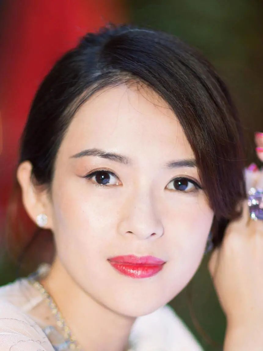 妆后是神颜，卸了妆满脸油光，老鼠眼、斑点、黑眼圈，明星就那样