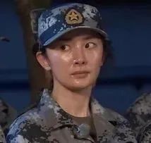 妆后是神颜，卸了妆满脸油光，老鼠眼、斑点、黑眼圈，明星就那样