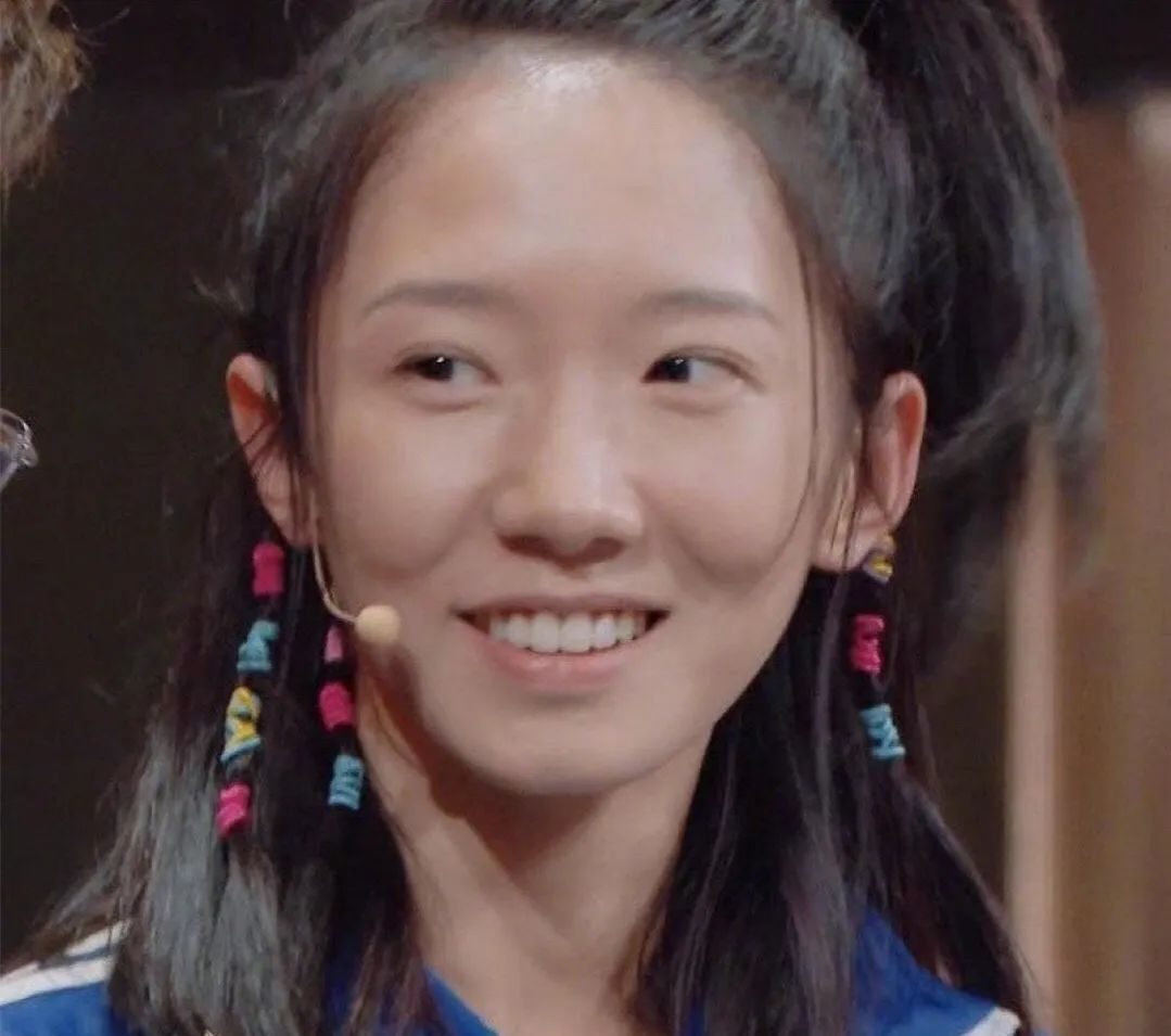 妆后是神颜，卸了妆满脸油光，老鼠眼、斑点、黑眼圈，明星就那样