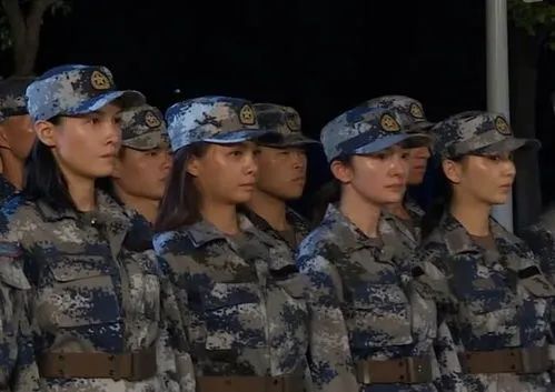 妆后是神颜，卸了妆满脸油光，老鼠眼、斑点、黑眼圈，明星就那样