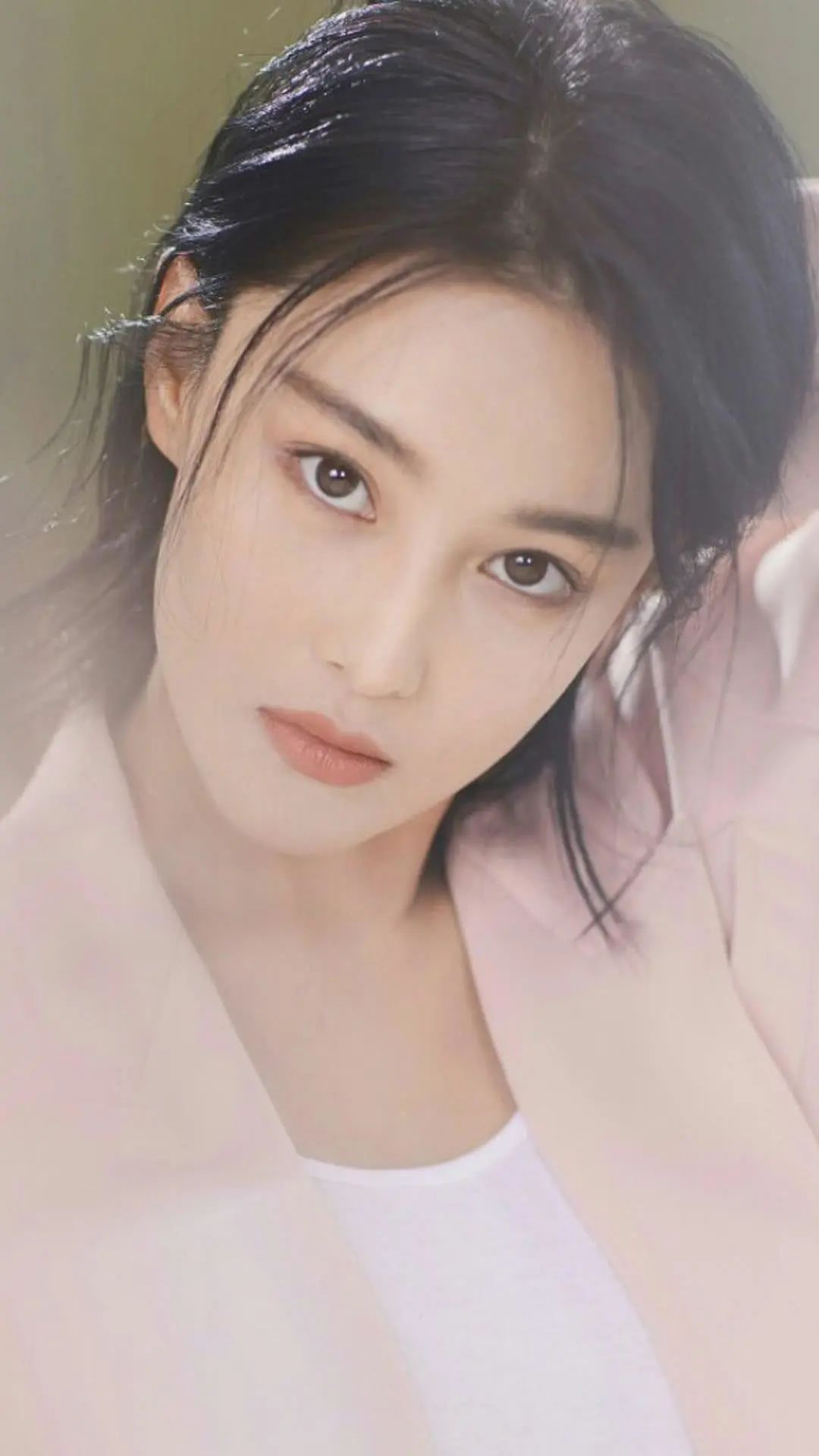 妆后是神颜，卸了妆满脸油光，老鼠眼、斑点、黑眼圈，明星就那样