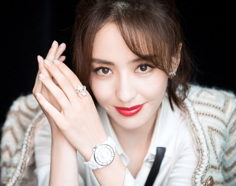妆后是神颜，卸了妆满脸油光，老鼠眼、斑点、黑眼圈，明星就那样