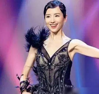 40岁董洁上台真放得开！穿小黑裙配黑丝祙太抢镜！