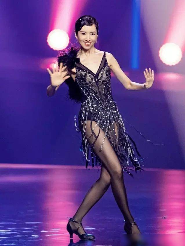 40岁董洁上台真放得开！穿小黑裙配黑丝祙太抢镜！