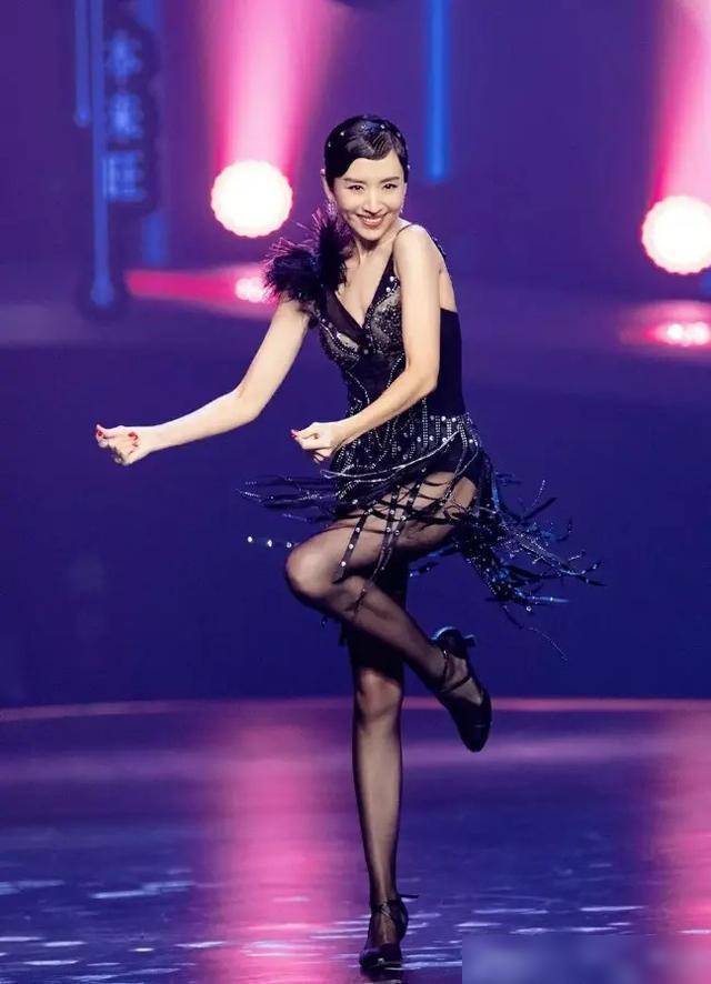 40岁董洁上台真放得开！穿小黑裙配黑丝祙太抢镜！