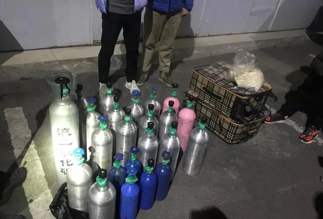 女孩ktv里吸食笑气被查合肥警方循线追踪抓获15名涉案嫌疑人