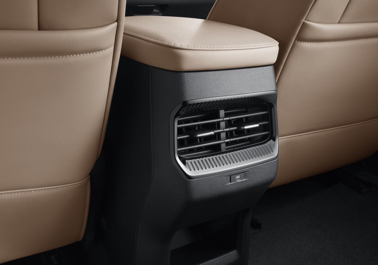 阶梯式座椅/7座布局 五菱佳辰内饰官图