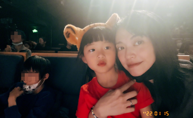 42岁姚晨带女儿现身医院！背布袋子好接地气，全程紧拉女儿不放手