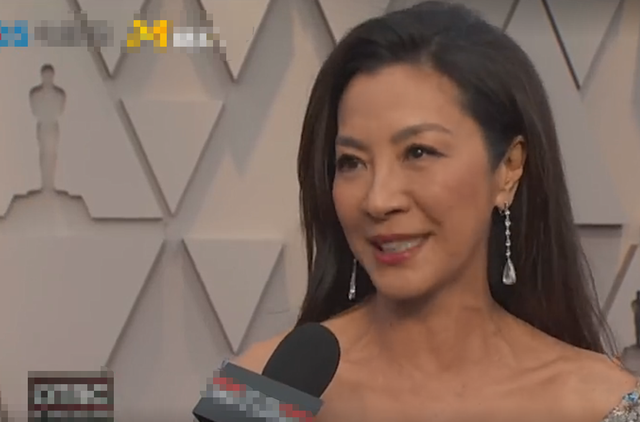 功夫皇后杨紫琼确诊新冠！素颜躺床上神情憔悴，手捧鲜花双眼含泪