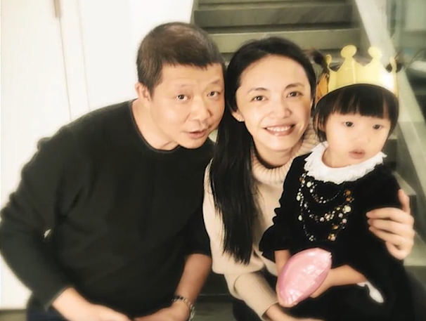 42岁姚晨带女儿现身医院！背布袋子好接地气，全程紧拉女儿不放手