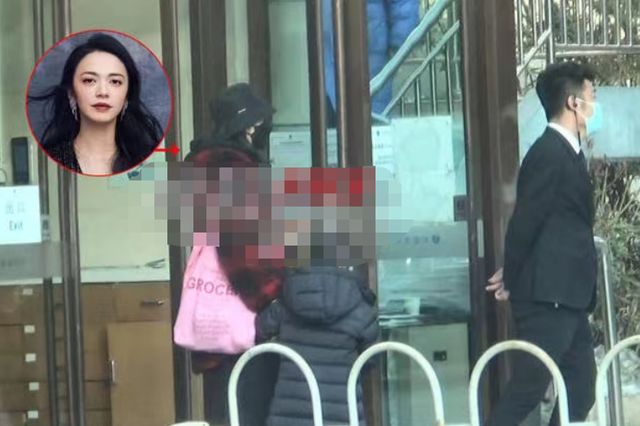 42岁姚晨带女儿现身医院！背布袋子好接地气，全程紧拉女儿不放手