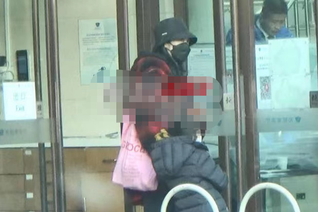 42岁姚晨带女儿现身医院！背布袋子好接地气，全程紧拉女儿不放手