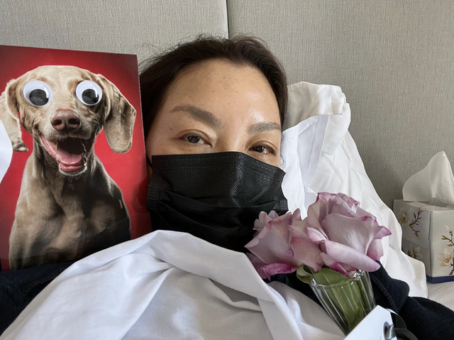 功夫皇后杨紫琼确诊新冠！素颜躺床上神情憔悴，手捧鲜花双眼含泪