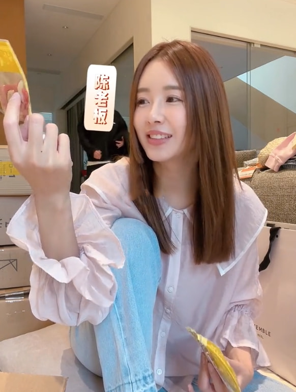 有个男生总摸我的头还喜欢碰我，怎么回事？