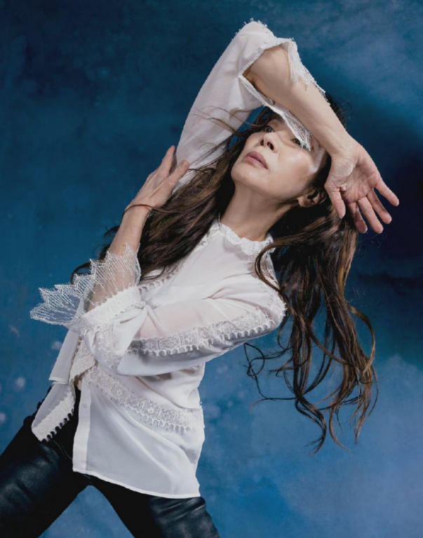 功夫皇后杨紫琼确诊新冠！素颜躺床上神情憔悴，手捧鲜花双眼含泪