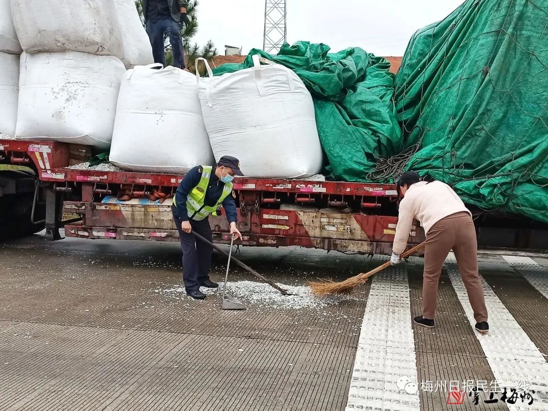 险酿大祸!高速上货车装载的20吨货物倾斜,路政人员紧急喊停...休闲区蓝鸢梦想 - Www.slyday.coM 险酿大祸!高速上货车装载的20吨货物倾斜,路政人员紧急喊停...休闲区蓝鸢梦想 - Www.slyday.coM