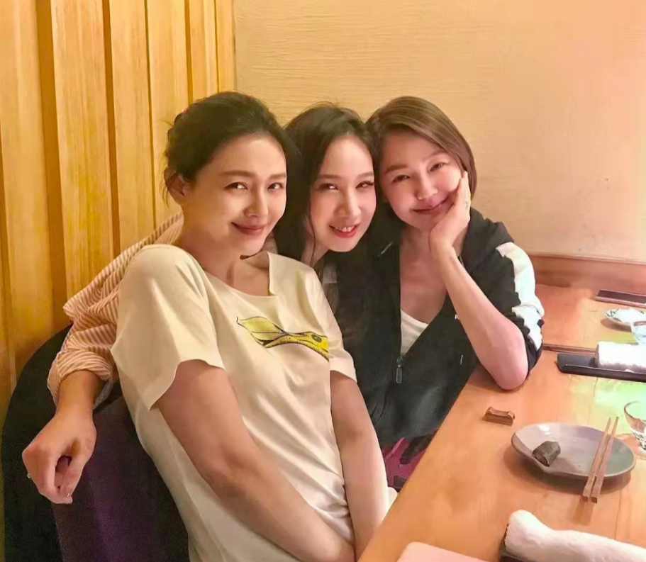 大s结婚17天，8人“登台唱戏”，真正的输家只有2人