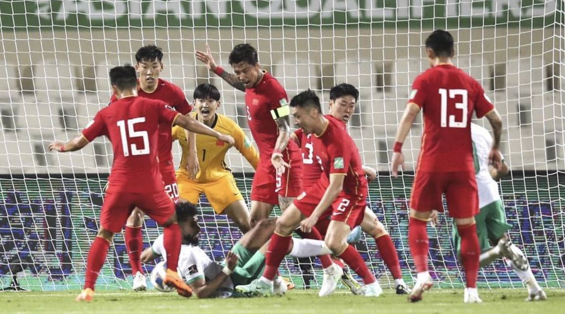 1-1！国足艰难逼平沙特，力压越南位列第5，中后卫罚点命中扳平！