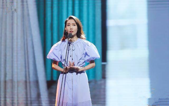 高露身材是不错，但扮嫩的泡泡袖连衣裙尽显臃肿，可惜了啊！