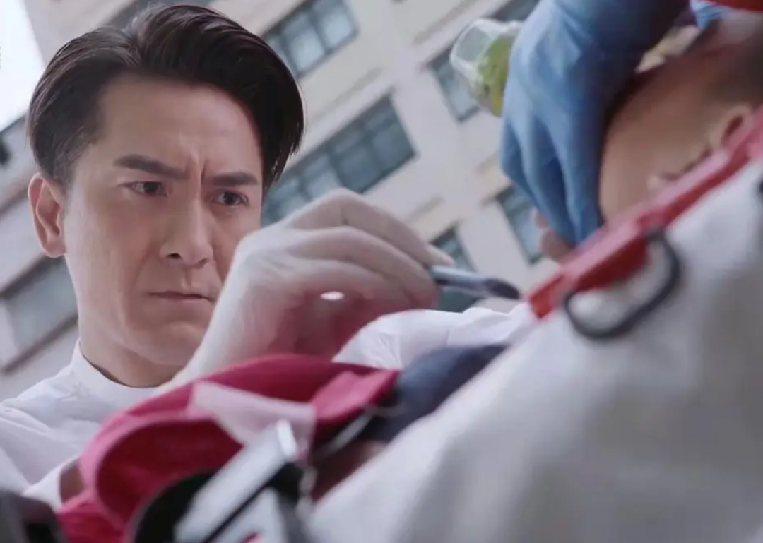 TVB小生也老得快，黄宗泽满脸褶子，林峯出现整容后遗症