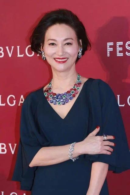 60岁的惠英红不服老穿绿色针织衫走少女风身材保持的绝了