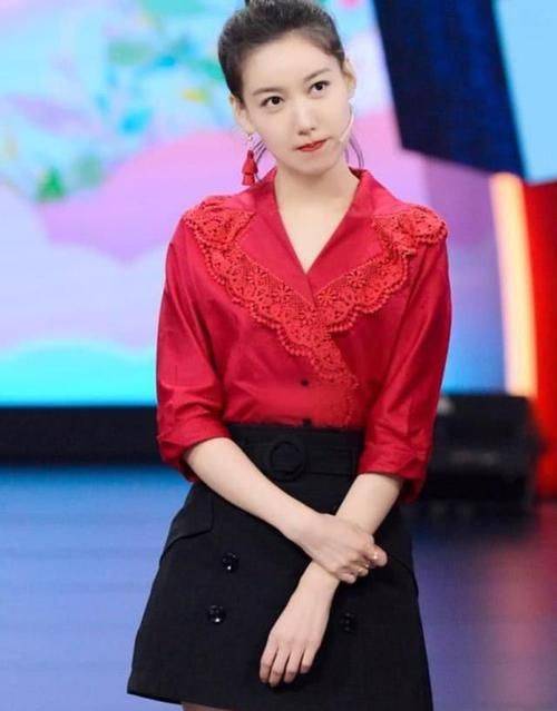 高露身材是不错，但扮嫩的泡泡袖连衣裙尽显臃肿，可惜了啊！