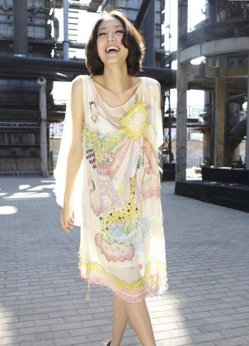 高露身材是不错，但扮嫩的泡泡袖连衣裙尽显臃肿，可惜了啊！