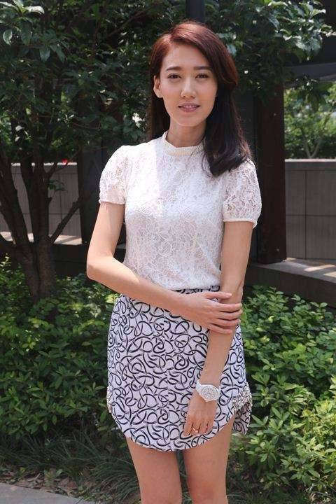 高露身材是不错，但扮嫩的泡泡袖连衣裙尽显臃肿，可惜了啊！