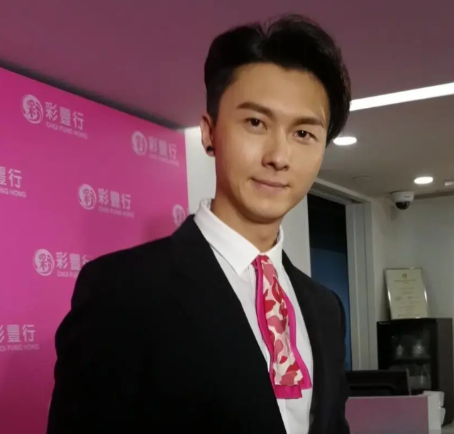 TVB小生也老得快，黄宗泽满脸褶子，林峯出现整容后遗症