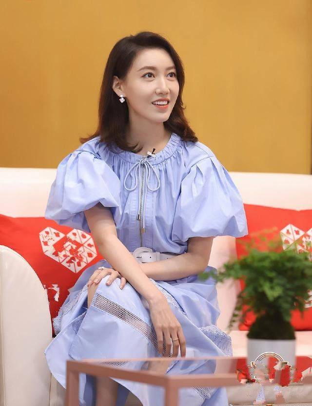 高露身材是不错，但扮嫩的泡泡袖连衣裙尽显臃肿，可惜了啊！