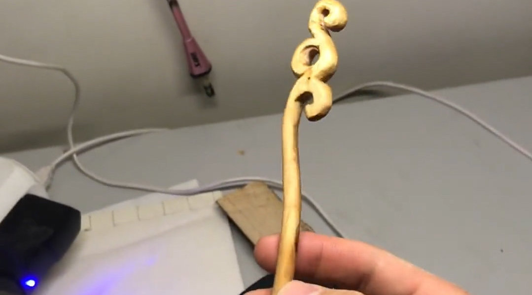 男生自制桃木簪子送女同学花了两天时间有机会当面给她