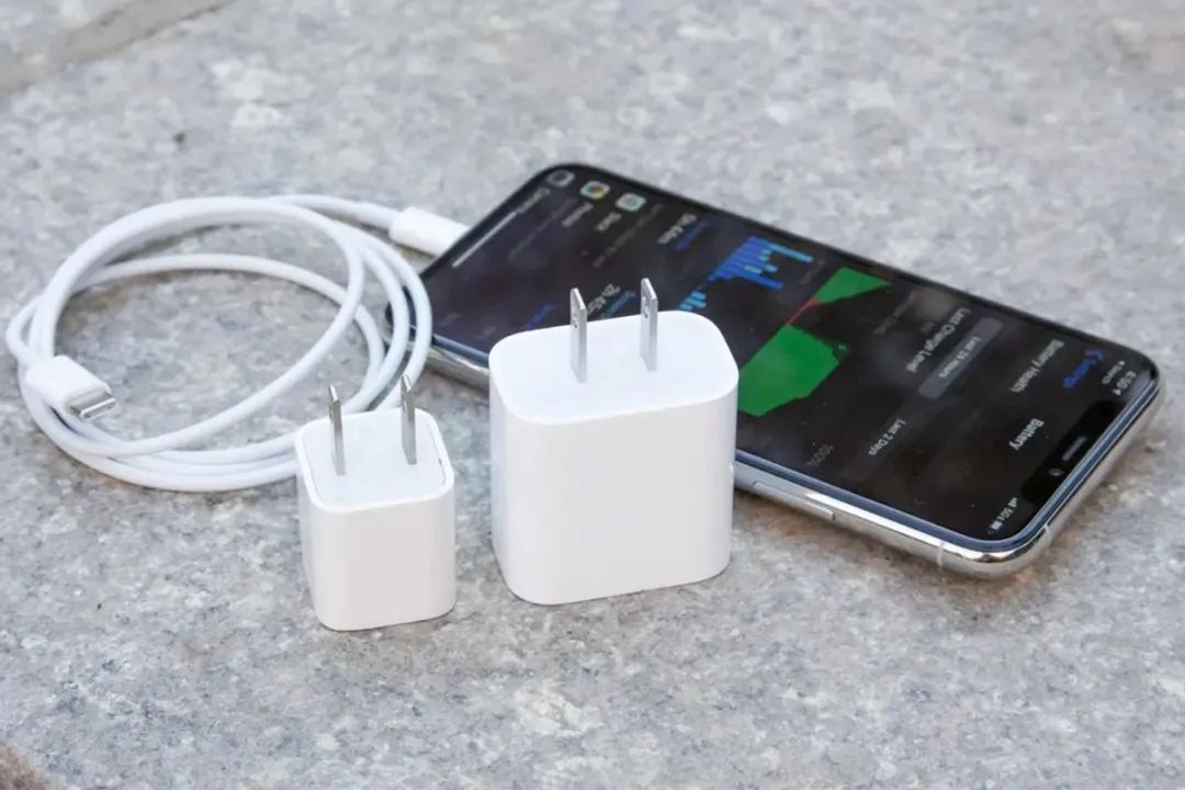 忘拔手机充电器能把家给烧了?确实有可能,但也没必要风声鹤唳休闲区蓝鸢梦想 - Www.slyday.coM 忘拔手机充电器能把家给烧了?确实有可能,但也没必要风声鹤唳休闲区蓝鸢梦想 - Www.slyday.coM