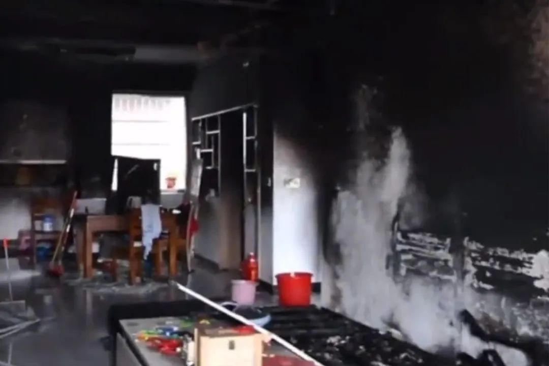 忘拔手机充电器能把家给烧了?确实有可能,但也没必要风声鹤唳休闲区蓝鸢梦想 - Www.slyday.coM 忘拔手机充电器能把家给烧了?确实有可能,但也没必要风声鹤唳休闲区蓝鸢梦想 - Www.slyday.coM