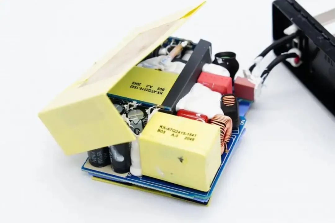 忘拔手机充电器能把家给烧了?确实有可能,但也没必要风声鹤唳休闲区蓝鸢梦想 - Www.slyday.coM 忘拔手机充电器能把家给烧了?确实有可能,但也没必要风声鹤唳休闲区蓝鸢梦想 - Www.slyday.coM