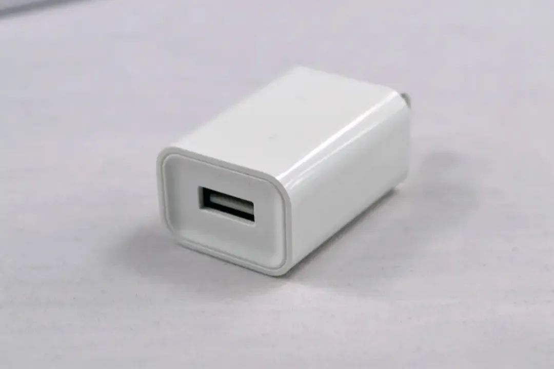 忘拔手机充电器能把家给烧了?确实有可能,但也没必要风声鹤唳休闲区蓝鸢梦想 - Www.slyday.coM 忘拔手机充电器能把家给烧了?确实有可能,但也没必要风声鹤唳休闲区蓝鸢梦想 - Www.slyday.coM