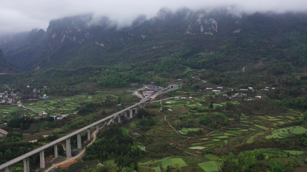 九万大山一号隧道出口连接捞村双线特大桥。张杰 摄
