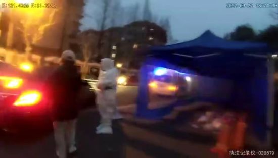 静安封控小区内一居民上吐下泻急求助,民警紧急联动闭环送医休闲区蓝鸢梦想 - Www.slyday.coM 静安封控小区内一居民上吐下泻急求助,民警紧急联动闭环送医休闲区蓝鸢梦想 - Www.slyday.coM